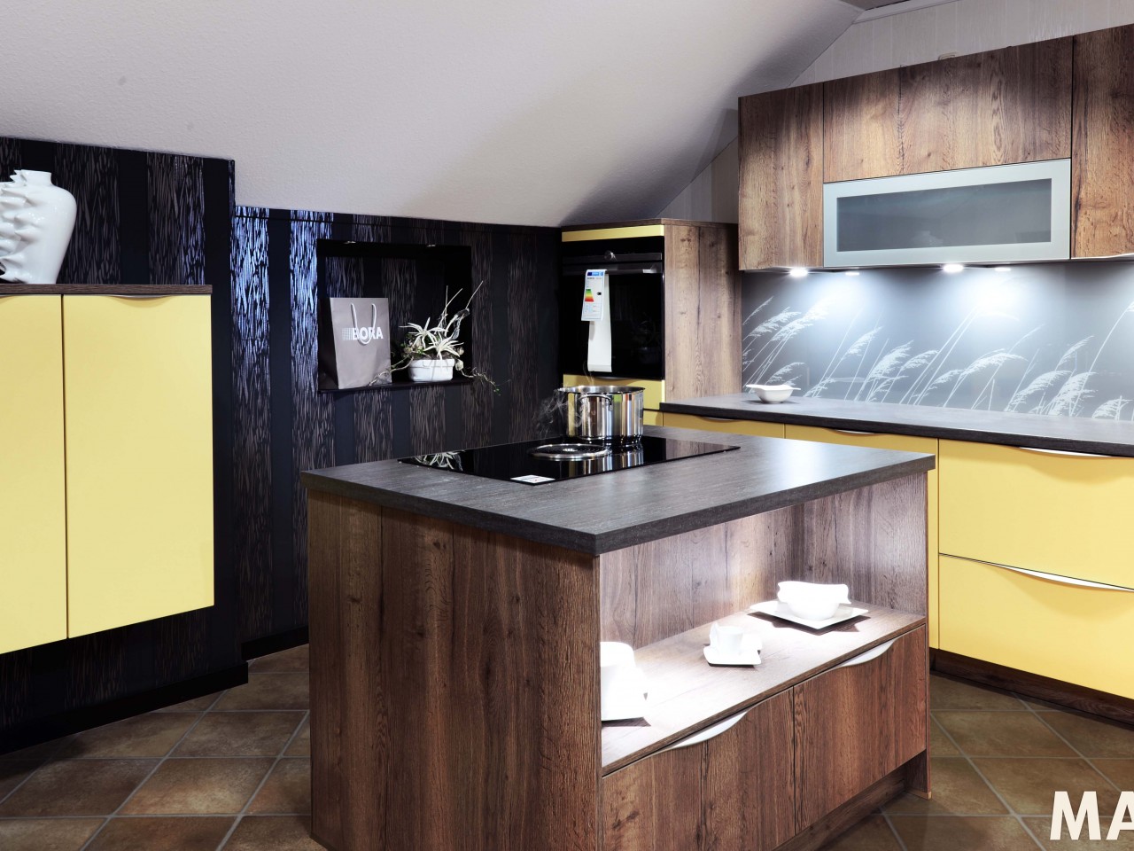 Schüller Cremona/Biella - Alteiche Barrique/Pastellgelb Satinlack matt Moderne Insellösung